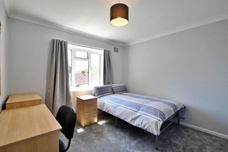 4 bedroom semi-detached house to rent - Photo 3