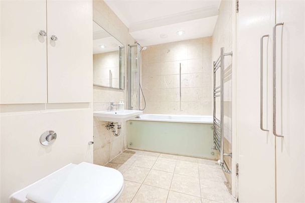 This charming two-bedroom mews house is available on a furnished basis. - Photo 1