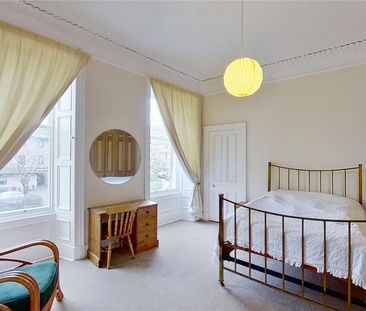 3 bedroom flat to rent - Photo 4