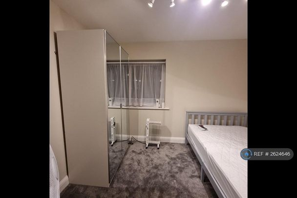 1 bedroom in a flat share to rent - Photo 1