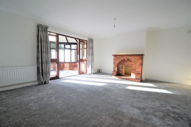 3 bedroom semi-detached bungalow to rent - Photo 1