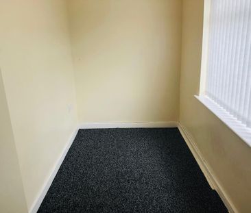1 bedroom in a flat share to rent - Photo 2
