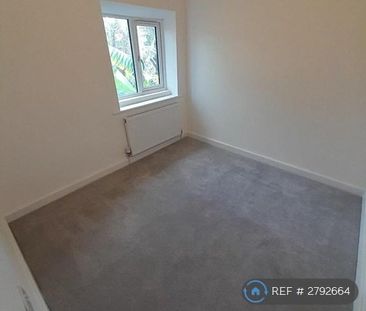 4 bedroom semi-detached house to rent - Photo 4