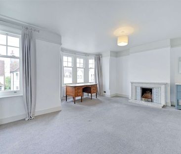 A period family home - Photo 3