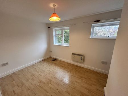 2 bedroom end of terrace house to rent - Photo 3