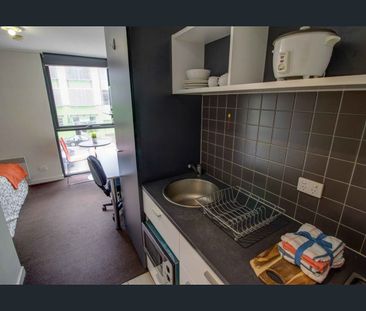 Modern 1-Bedroom City-Edge Living $360 pweek – Walk to UniMelb & Qu... - Photo 5
