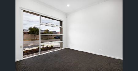 Stylish Courtyard Home with Designer Finishes - Photo 3