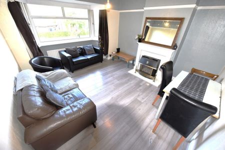 3 bedroom Flat in St Annes Road, Leeds - Photo 4