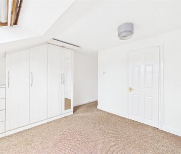 2 bedroom Maisonette in Reading Road, Wokingham - Photo 5