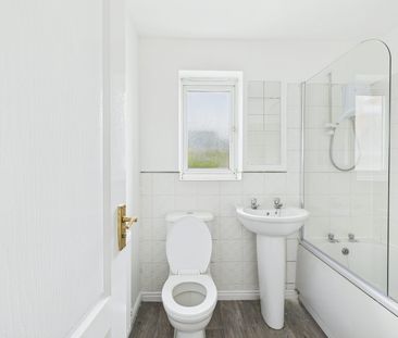 Detached house to rent on - Photo 4