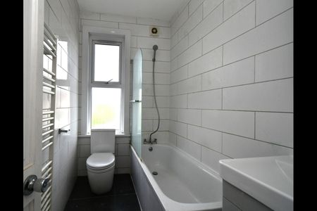 2 Bed Flat, Northbrook Road, IG1 - Photo 5