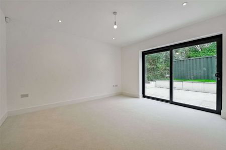 A generously proportioned family home set in Tickenham. - Photo 4