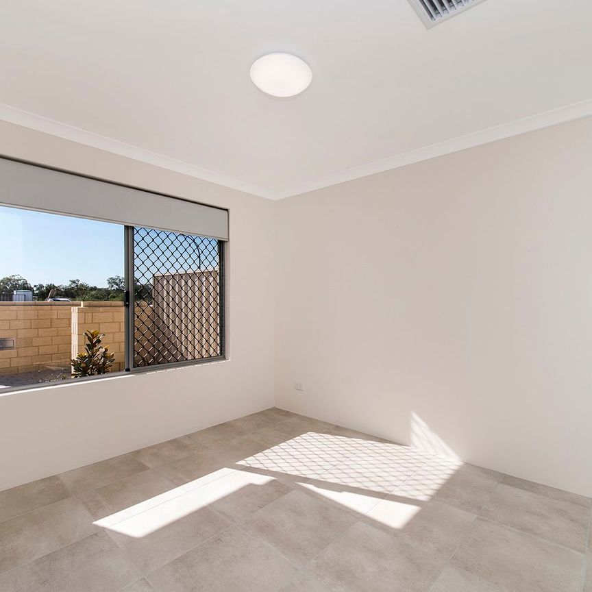 4 Mast Close, Dudley Park WA 6210 - House For Rent | Domain - Photo 1