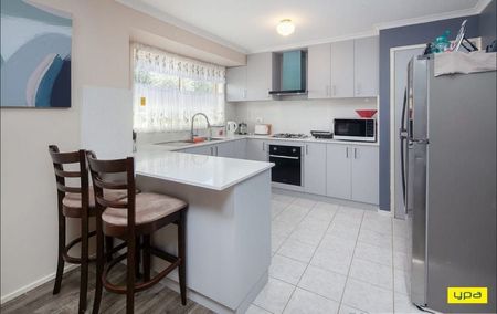 Idyllic Family Retreat in Cranbourne North - Photo 2