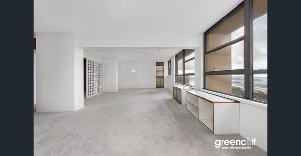 Huge sub-penthouse with fantastic views - Photo 1
