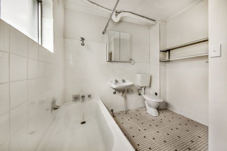 Centrally Located Two Bedroom Unit with Air Conditioning in a Parkside Location! - Photo 5