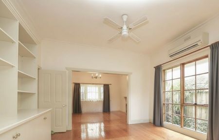 Charming Glen Iris Home with Large Backyard - Photo 2