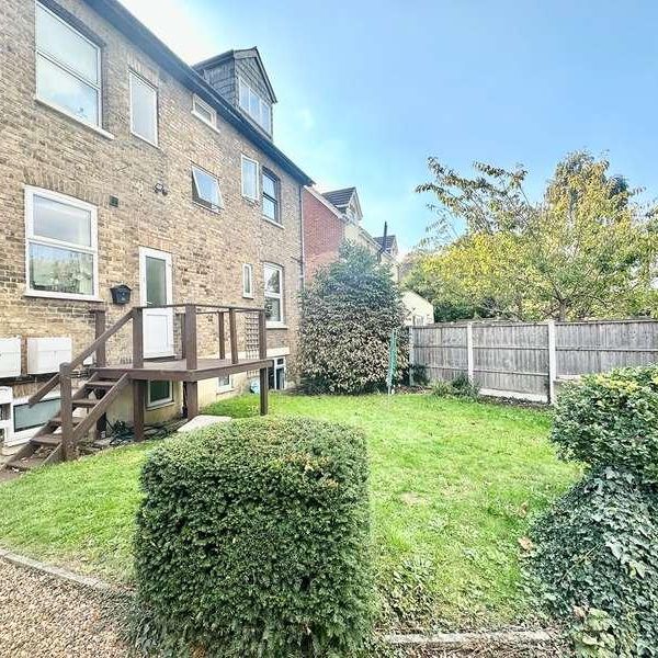 Leacroft, Staines-upon-thames, TW18 - Photo 1