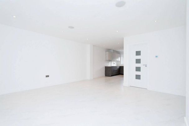 4 bedroom semi-detached house to rent - Photo 1