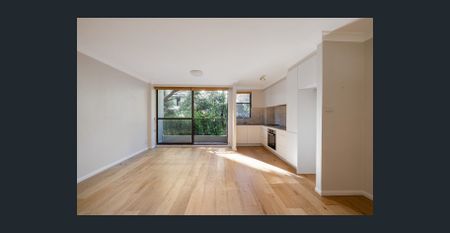 Classic renovated apartment in garden setting - Photo 3