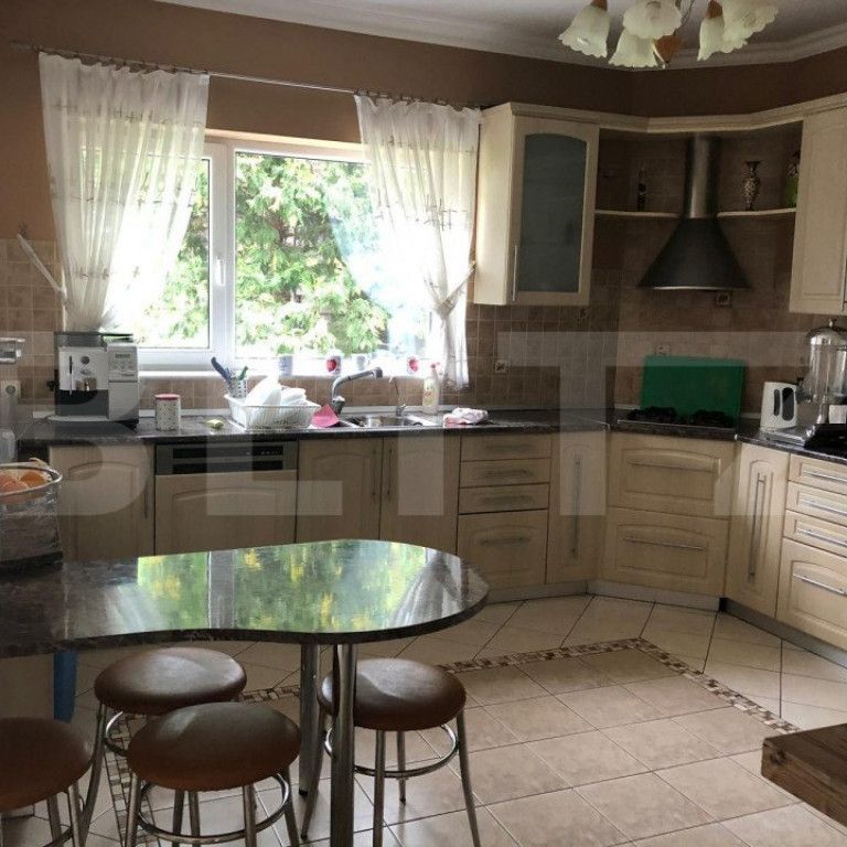 Casa 720 mp, gradina 2000 mp, 10 parcari, zona Donath! - Fotografie 1