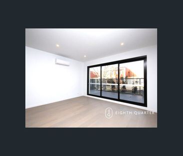 One Bedroom Apartment with Courtyard - Photo 2