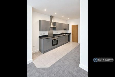 2 bedroom flat to rent - Photo 3