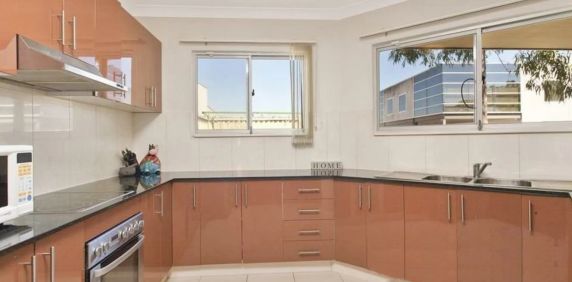 Beautiful Three-Bedroom Townhouse in Quiet Location - Photo 2