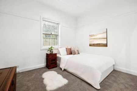 A Renovated 1950s Classic With Double Parking - Photo 4