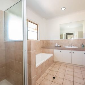 Spacious Townhouse, get in quick!! - Photo 2