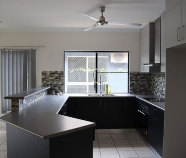 ELEGANT THREE BEDROOM FAMILY HOME - Photo 5