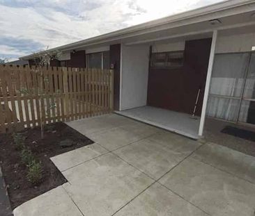 2 Bedrooms in West End - Photo 1