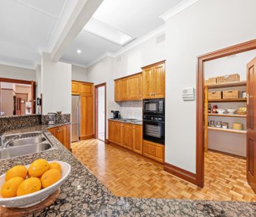 A Grand family estate with pool & tennis court in Beecroft’s Premie... - Photo 5