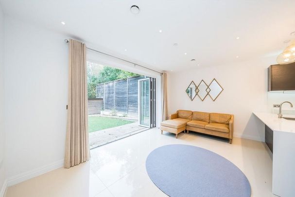 4 bedroom end of terrace house to rent - Photo 1