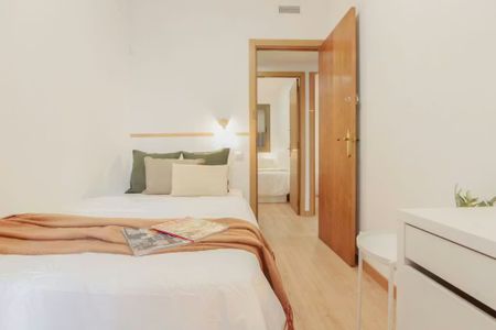 Plaça de Lesseps, Barcelona, Catalonia 08023 - Photo 2