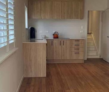 Recently renovated one bedroom flat in Epsom. - Photo 2