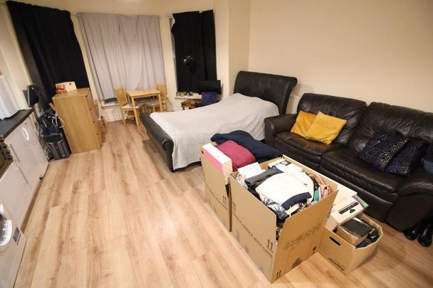 Hanger Lane, Ealing, London - Photo 1