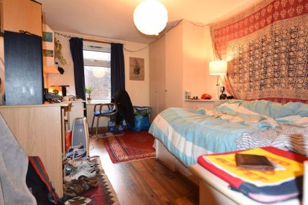 11 bedroom House in & 13B Brudenell Road, Leeds - Photo 2