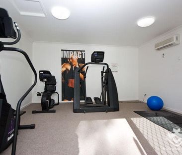 STYLISH EXECUTIVE LIVING AT GREAT LOCATION - Photo 3