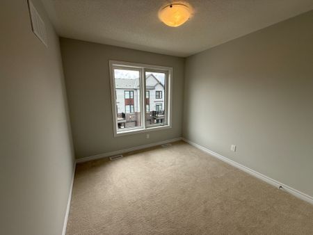 For Lease - 1060 Honeycomb Path, Oshawa, Ontario - Photo 5