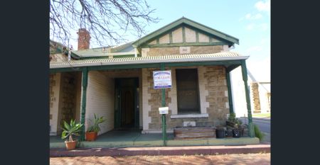 FOR LEASE !!! 46 Woodville Road corner of Church Street only Steps from Q.E.H. Spacious Studio 4 Room complex disabled toilet and shower. - Photo 5