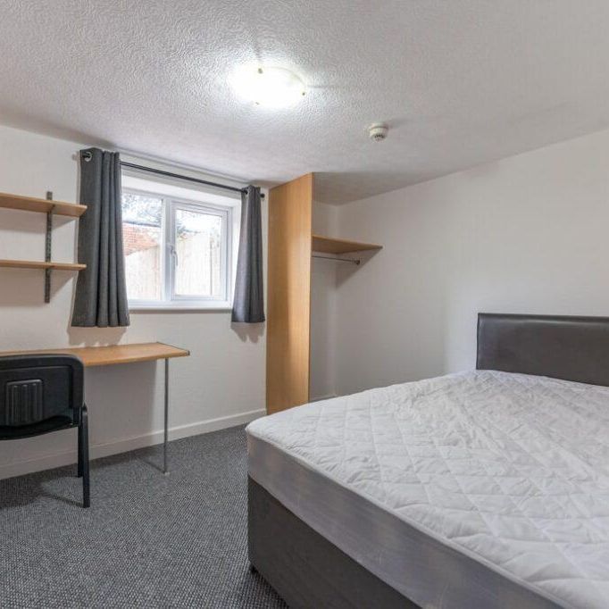 8 bedroom terraced house to rent - Photo 1