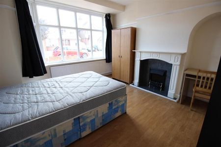 4 bedroom semi-detached house to rent - Photo 3