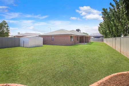 Where Comfort Meets Effortless Style - Photo 3