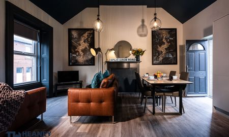 Upper Floor, Jubilee House Room 2 - Photo 2