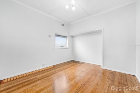 FULL OF CHARM - Photo 3