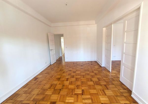 T3+1(com sala dupla) a estrear depois de remodelado, imóvel com excelente localização na Av. Roma com duas grandes varandas