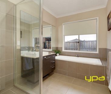 Spacious Living!! - Photo 4