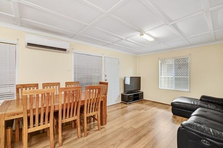 Single level 3 bedroom home with fully secured yard - Photo 2