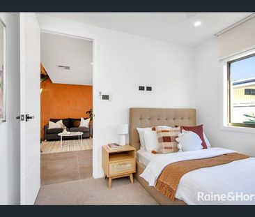 Near new stunning 4-bedroom duplex. - Photo 4